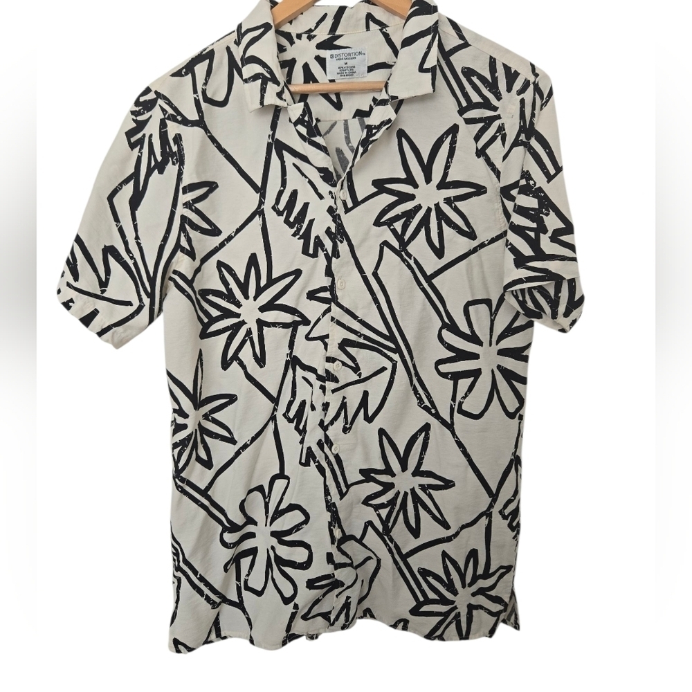 Distortion Men's Black and White Patterned Shirt Size Medium
